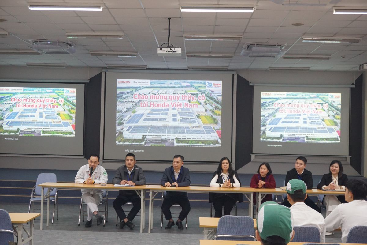 Các thầy cô trực tiếp lắng nghe và trao đổi với các sinh viên
