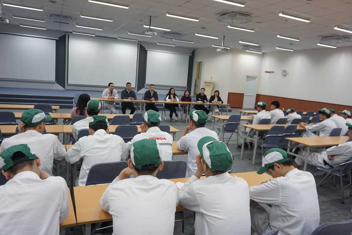 Buổi gặp gỡ và trao đổi trực tiếp giữa Ban giám hiệu và các thầy cô với sinh viên đang thực tập tại Honda Việt Nam
