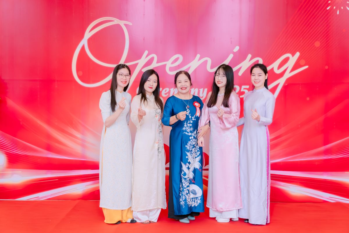 Giảng viên khoa ngôn ngữ trường Cao đẳng Bách Khoa