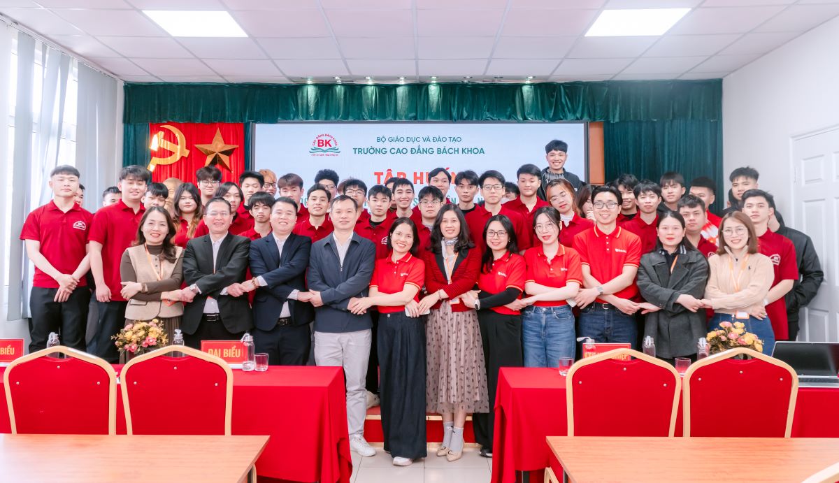 Sinh viên K17 ngành Kỹ thuật chế biến món ăn chụp hình lưu niệm cùng thầy cô và đại diện doanh nghiệp tại buổi tập huấn Sinh viên K17 ngành Kỹ thuật chế biến món ăn chụp hình lưu niệm cùng thầy cô và đại diện doanh nghiệp tại buổi tập huấn