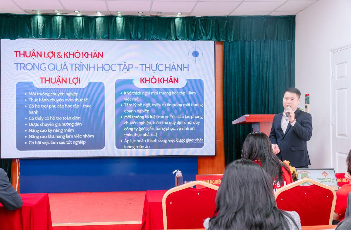 Thầy Trần Văn Trung - Trưởng phòng Hỗ trợ doanh nghiệp và Khởi nghiệp phát biểu tại chương trình Thầy Trần Văn Trung - Trưởng phòng Hỗ trợ doanh nghiệp và Khởi nghiệp phát biểu tại chương trình