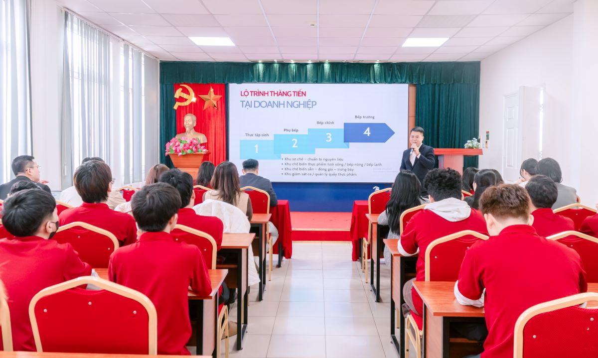 Thầy Trần Văn Trung - Trưởng phòng Hỗ trợ doanh nghiệp và Khởi nghiệp - Trường Cao đẳng Bách Khoa phát biểu Thầy Trần Văn Trung - Trưởng phòng Hỗ trợ doanh nghiệp và Khởi nghiệp - Trường Cao đẳng Bách Khoa phát biểu