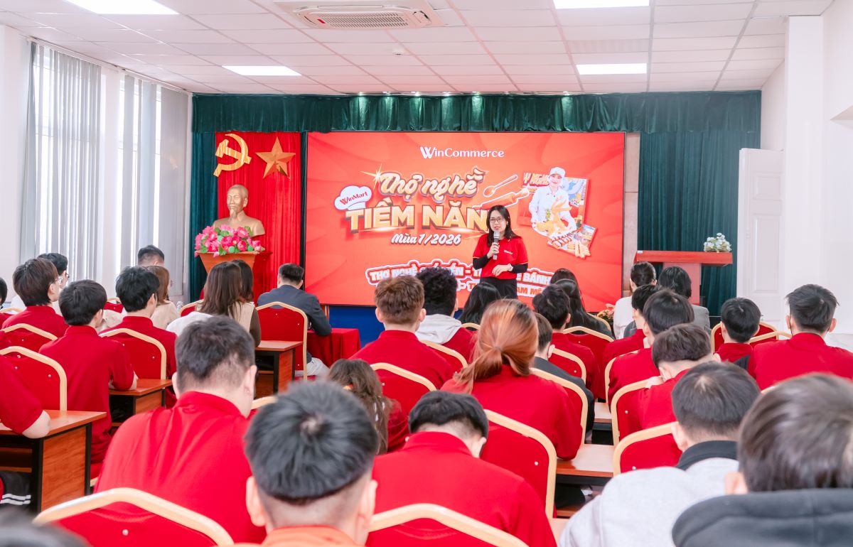 Đại diện phía Wincommerce chia sẻ với sinh viên K17 ngành Kỹ thuật chế biến món ăn Đại diện phía Wincommerce chia sẻ với sinh viên K17 ngành Kỹ thuật chế biến món ăn