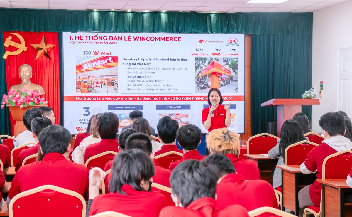 Đại diện phía Wincommerce giới thiệu về hệ thống Winmart cho sinh viên Đại diện phía Wincommerce giới thiệu về hệ thống Winmart cho sinh viên