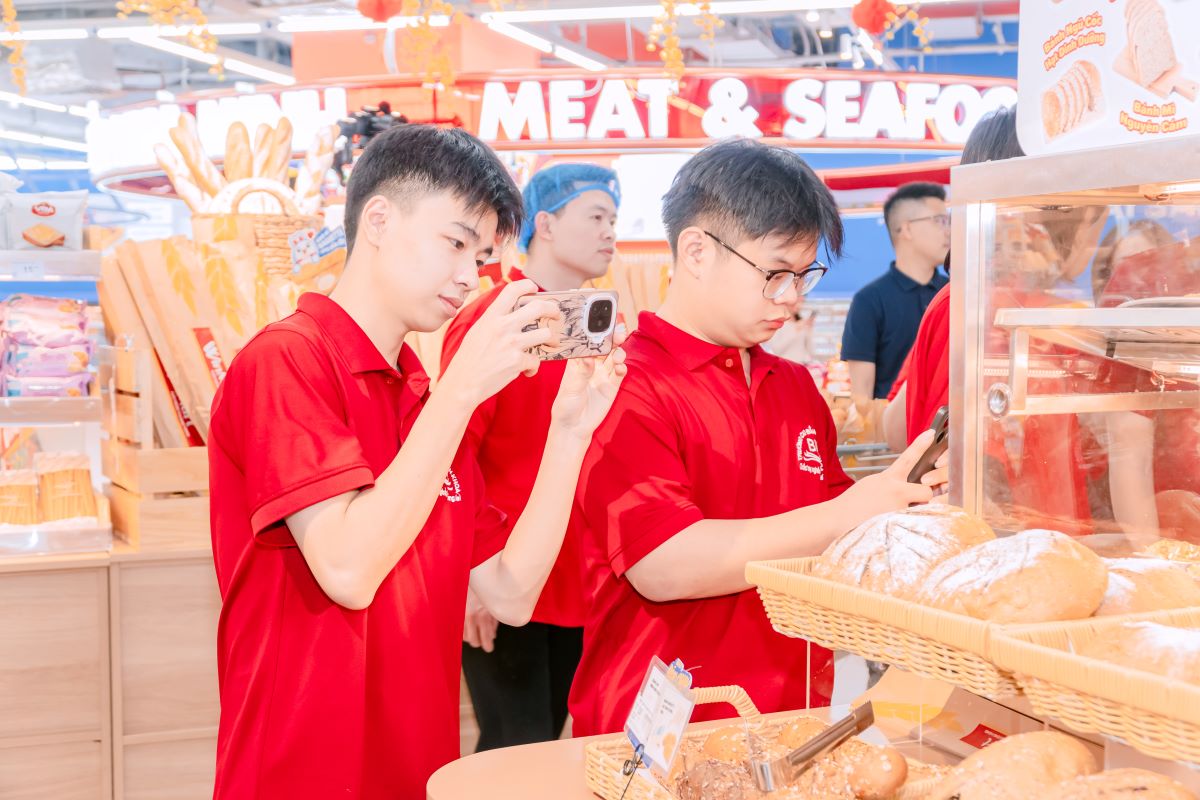 Sinh viên hào hứng ghi lại những khoảnh khắc khi tham quan tại WinMart