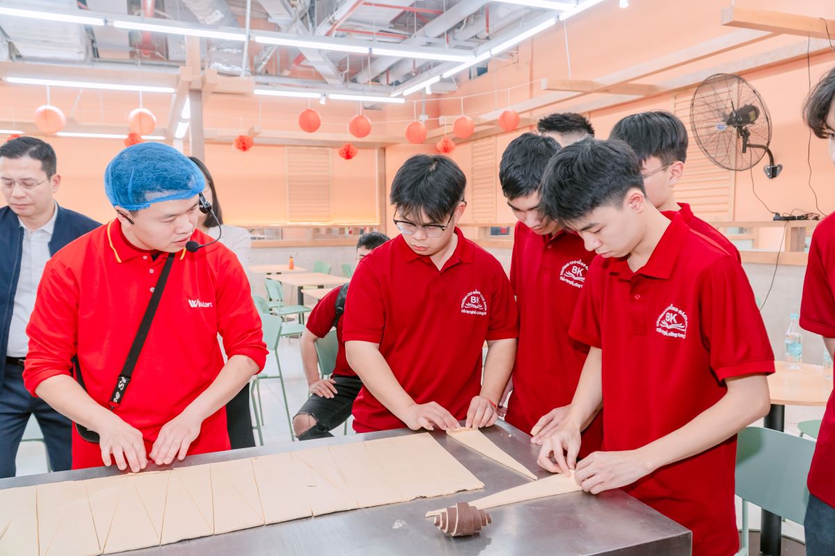 Sinh viên ngành Kỹ thuật chế biến món ăn được "cầm tay chỉ việc" thực hành trực tiếp với đầu bếp