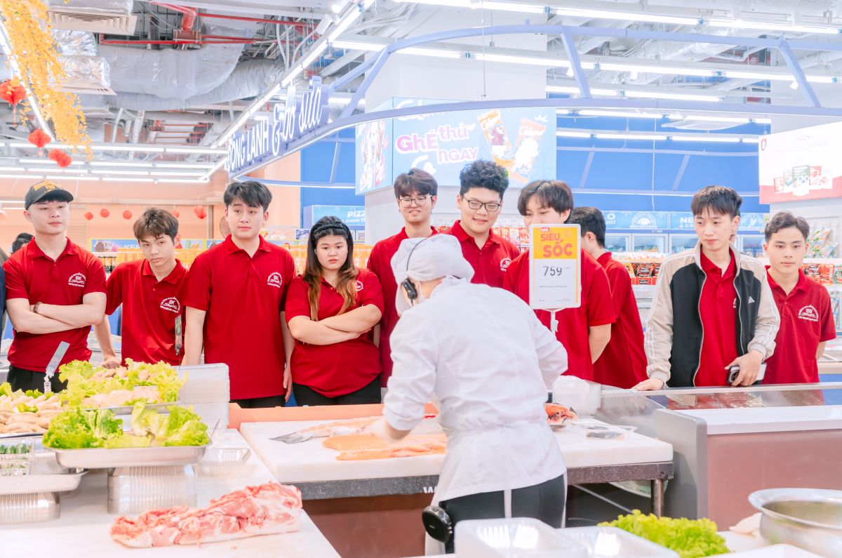 Sinh viên Cao đẳng Bách Khoa chăm chú nhìn đầu bếp thực hiện sơ chế thực phẩm