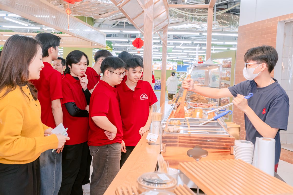 Sinh viên được trực tiếp xem quy trình chế biến món ăn tại gian hàng