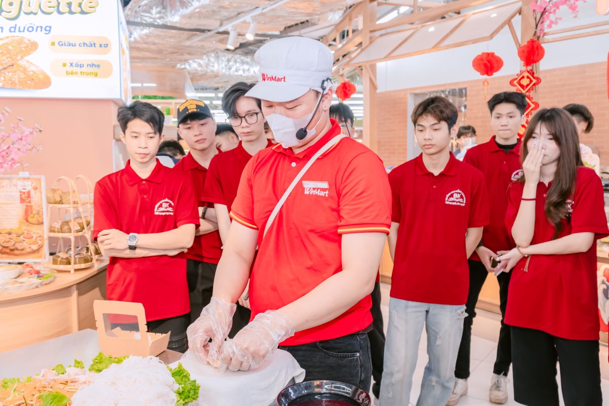 Sinh viên được trực tiếp xem quy trình sơ chế thực phẩm