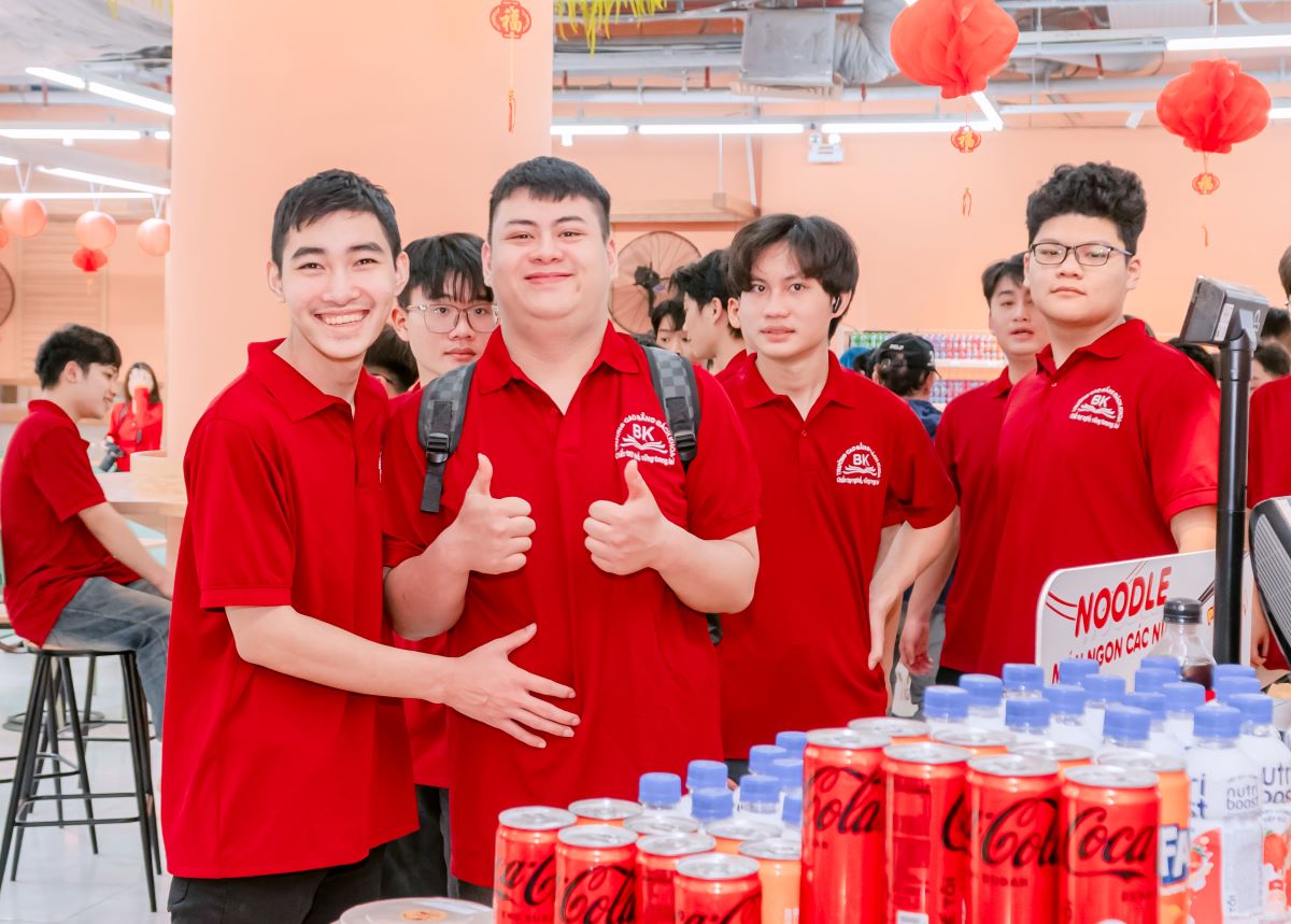 Sinh viên Cao đẳng Bách Khoa hào hứng khi được trải nghiệm thực tế tại WinMart