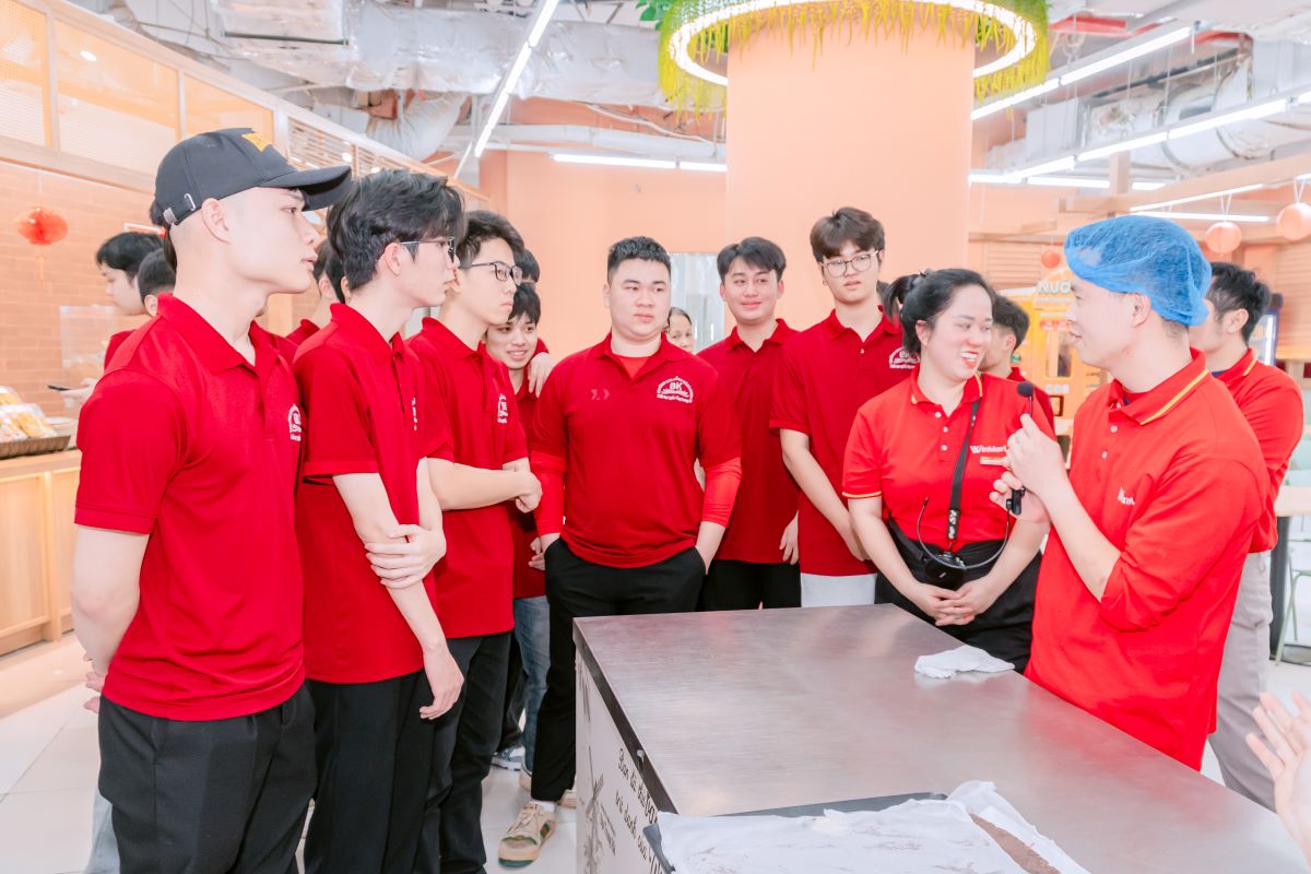 Sinh viên ngành Kỹ thuật chế biến món ăn K17 được đầu bếp hướng dẫn cách làm bánh