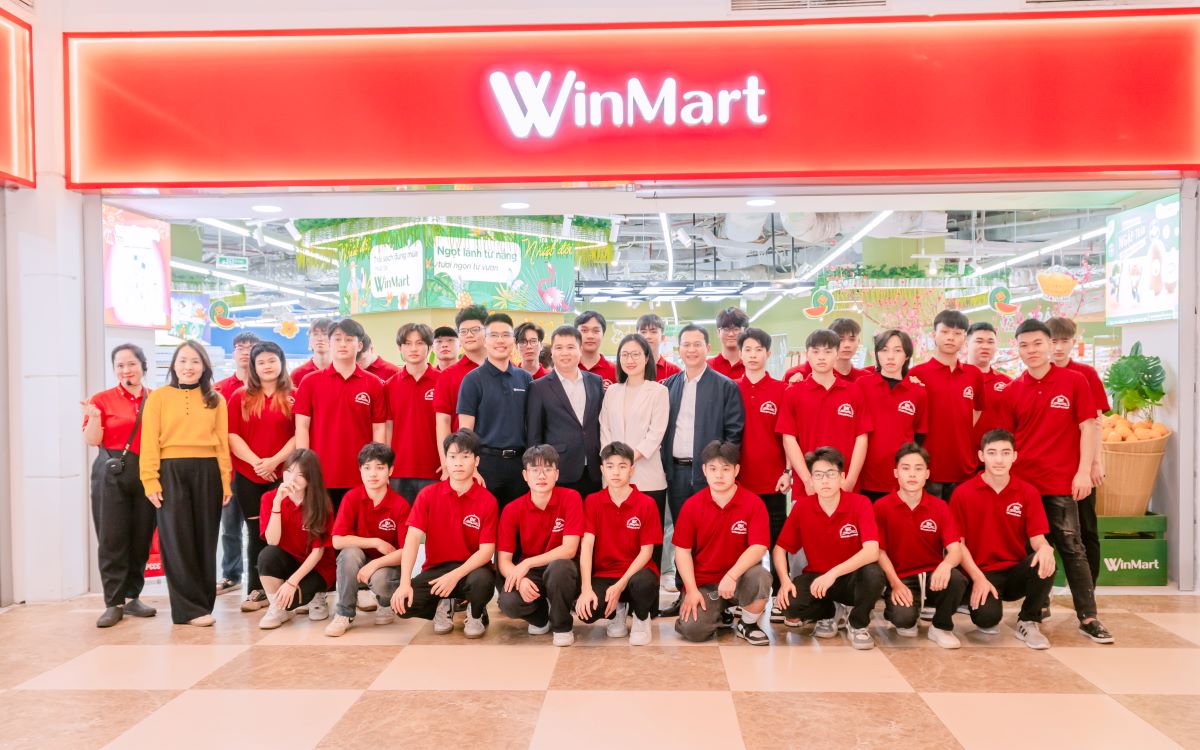 Sinh viên Cao đẳng Bách Khoa chụp hình lưu niệm cùng các thầy cô và đại diện của Hệ thống siêu thị WinMart