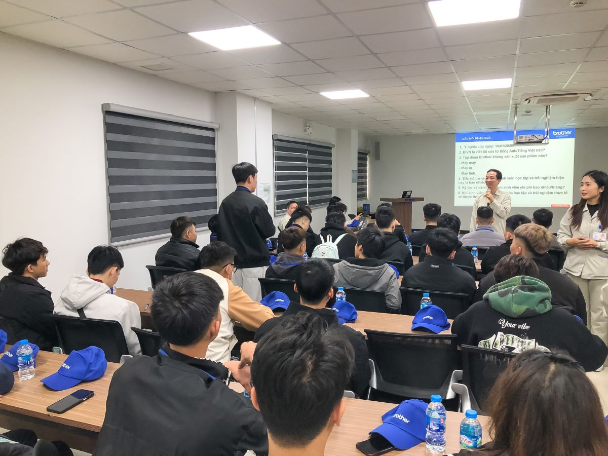 Đại diện doanh nghiệp Brother Việt Nam giải đáp thắc mắc cho sinh viên K17 ngành Lập trình máy tính