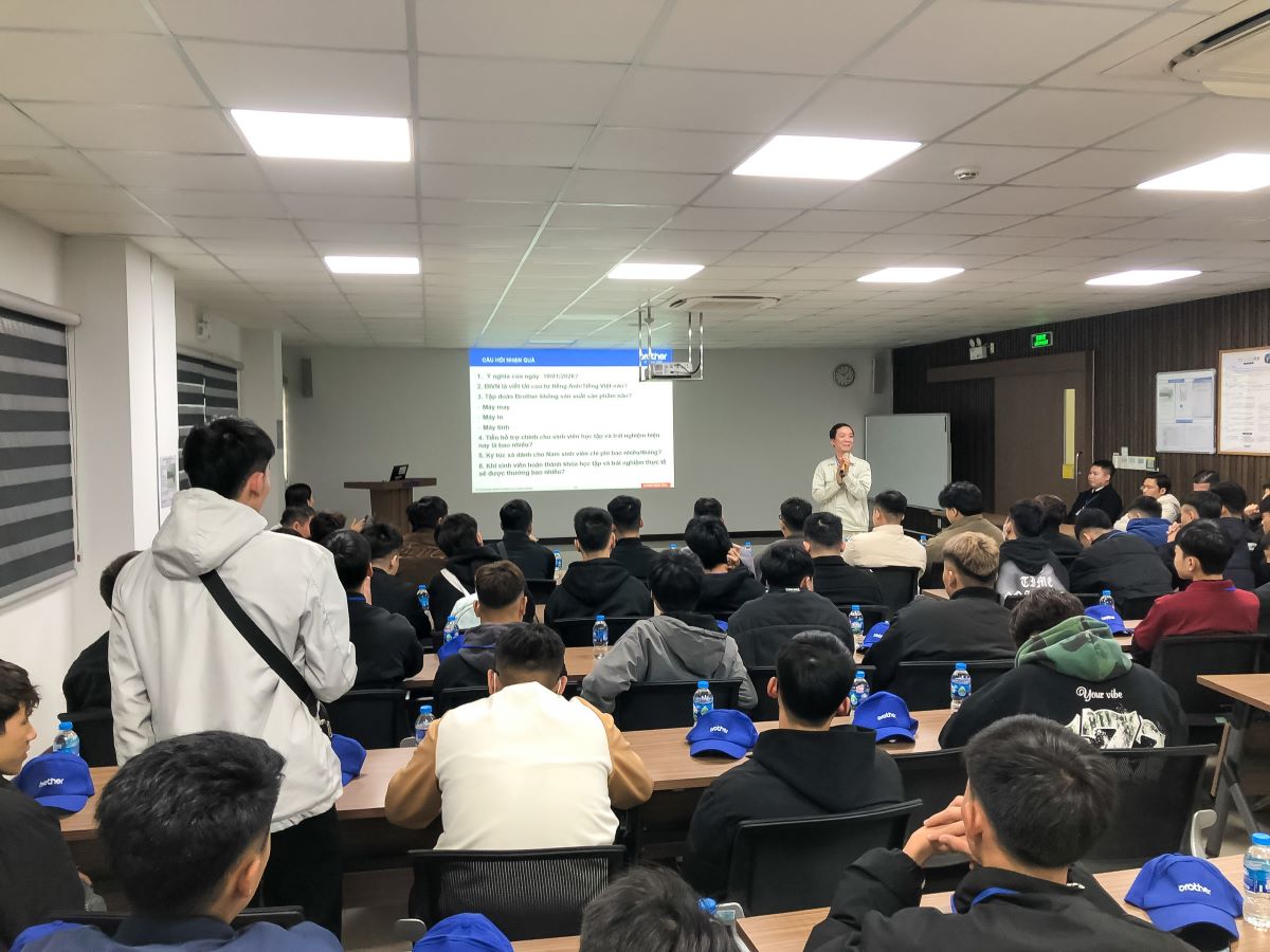 Sinh viên ngành Lập trình máy tính Cao đẳng Bách Khoa tham gia trao đổi thảo luận sau chuyến tham quan thực tế