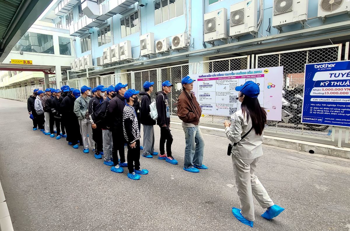 Sinh viên K17 ngành Lập trình máy tính được đại diện doanh nghiệp giới thiệu tổng quan về doanh nghiệp Brother Việt Nam