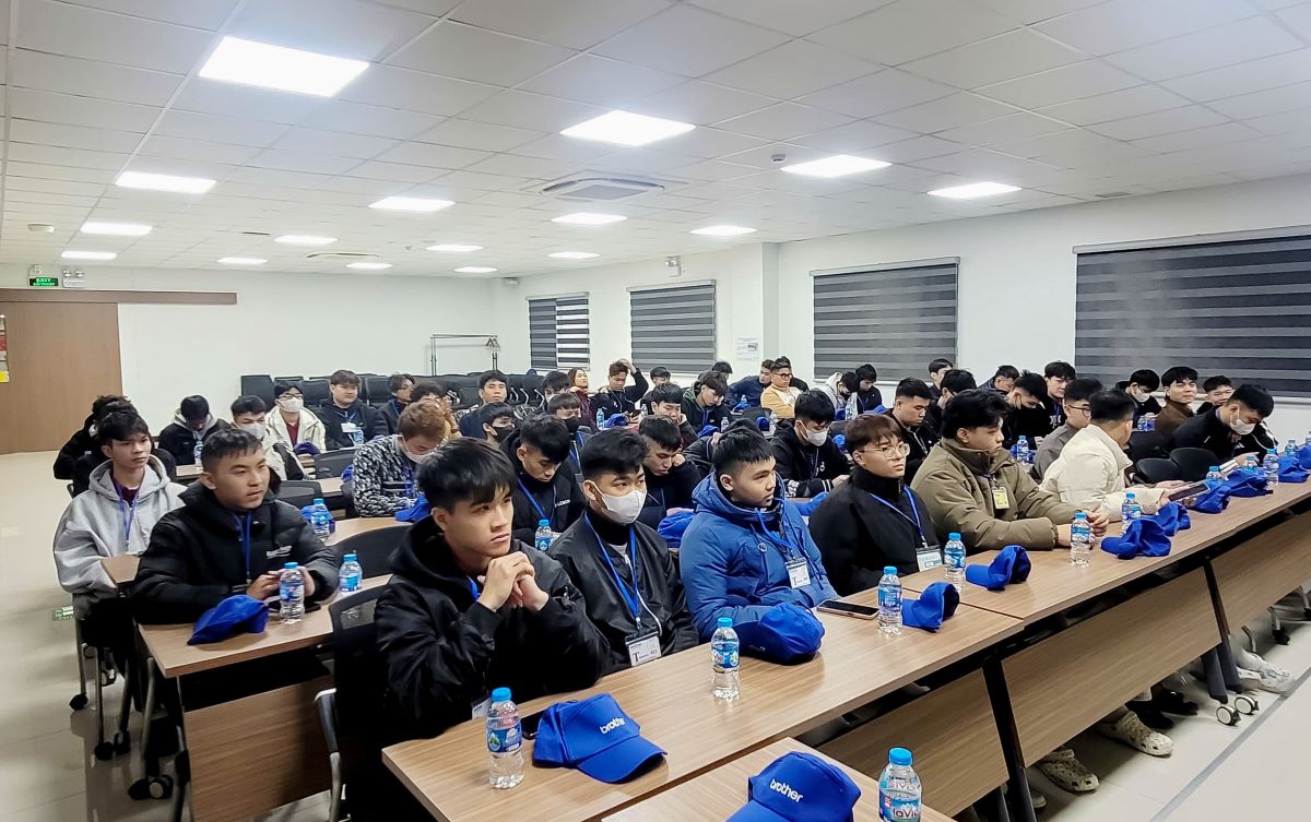 Sinh viên Cao đẳng Bách Khoa lắng nghe phổ biến về các chính sách thực tập tại Brother Việt Nam