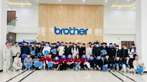 Tập thể sinh viên ngành Lập trình máy tính K17 Cao đẳng Bách Khoa chụp hình lưu niệm cùng giảng viên và đại diện doanh nghiệp Brother Việt Nam