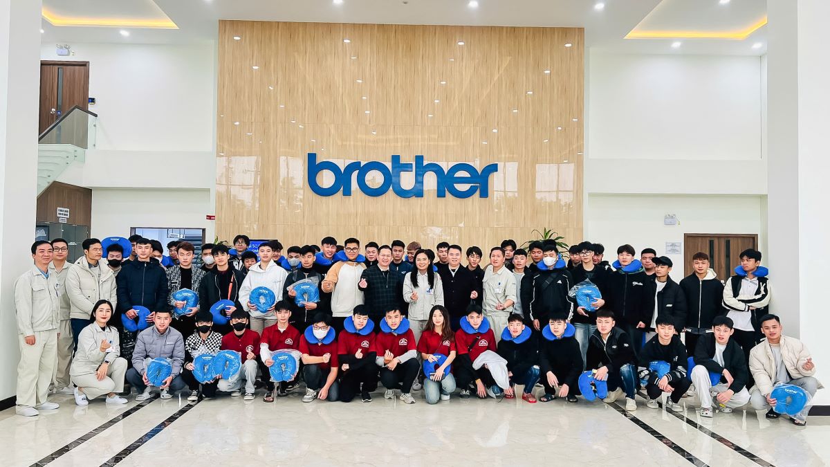 Tập thể sinh viên ngành Lập trình máy tính K17 Cao đẳng Bách Khoa chụp hình lưu niệm cùng giảng viên và đại diện doanh nghiệp Brother Việt Nam