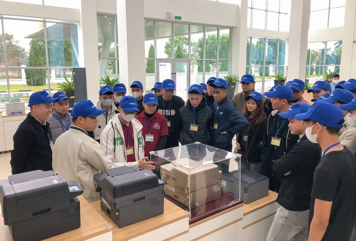 Sinh viên Cao đẳng Bách Khoa tham quan thực tế nhà máy sản xuất của Brother Việt Nam