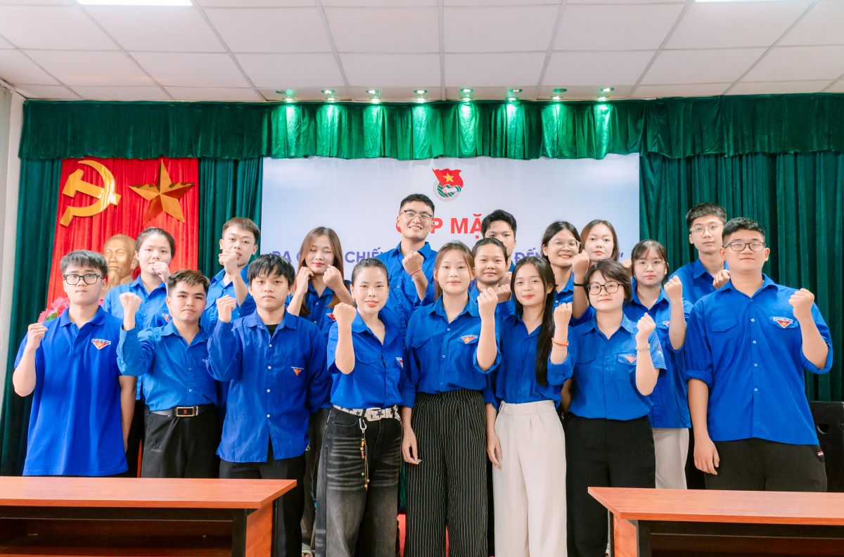 Sinh viên cao đẳng Bách Khoa tham gia chiến dịch ra quân tiếp sức đến trường Sinh viên cao đẳng Bách Khoa tham gia chiến dịch ra quân tiếp sức đến trường