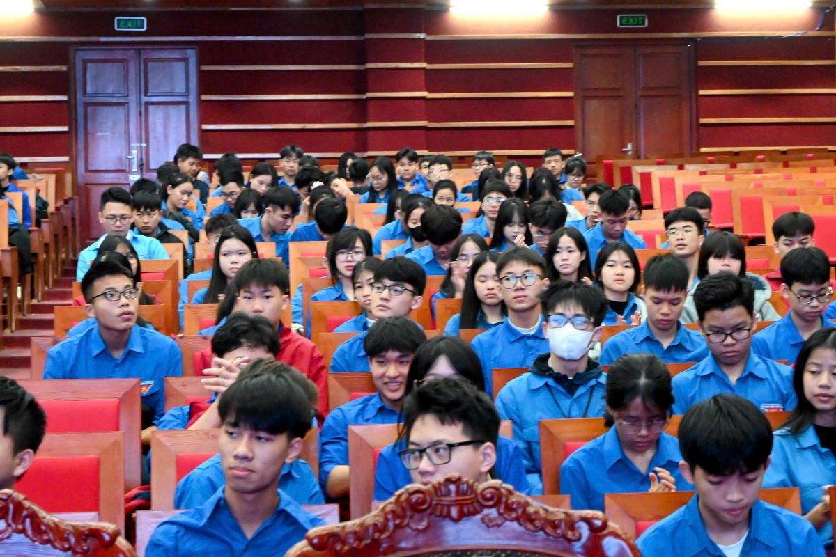 Sinh viên Cao đẳng Bách Khoa tập trung lắng nghe phổ biến tại Hội nghị