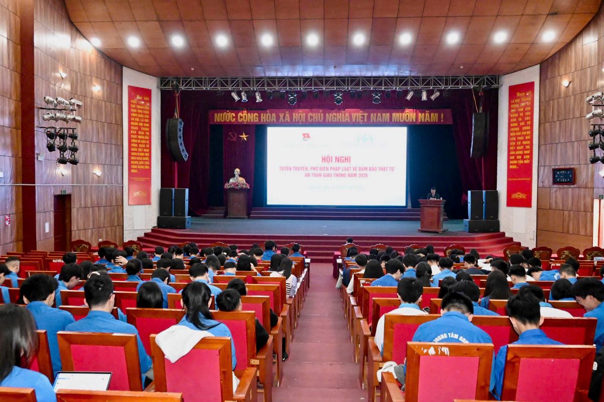 Sinh viên cao đẳng Bách Khoa tham gia hội nghị tuyên truyền, phổ biến pháp luật về an toàn giao thông