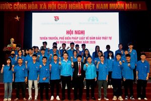 Tập thể đoàn viên và sinh viên Cao đẳng Bách Khoa chụp hình lưu niệm tại Hội nghị