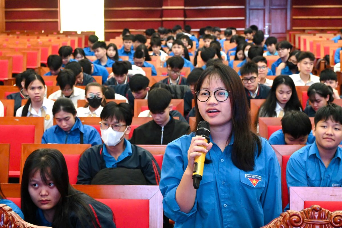 Nữ sinh Cao đẳng Bách khoa phát biểu tại hội nghị