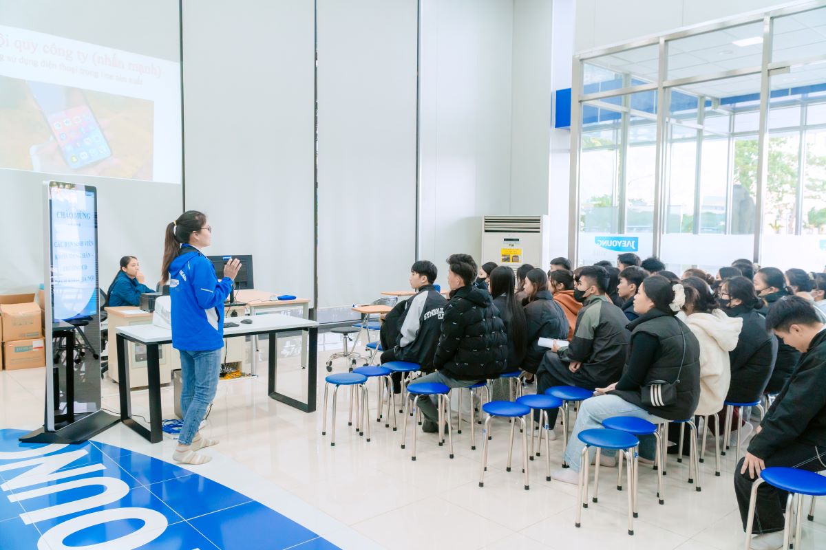 Đại diện công ty Jaeyoung Vina chia sẻ với sinh viên Cao đẳng Bách Khoa trước khi bắt đầu vào kỳ thực tập