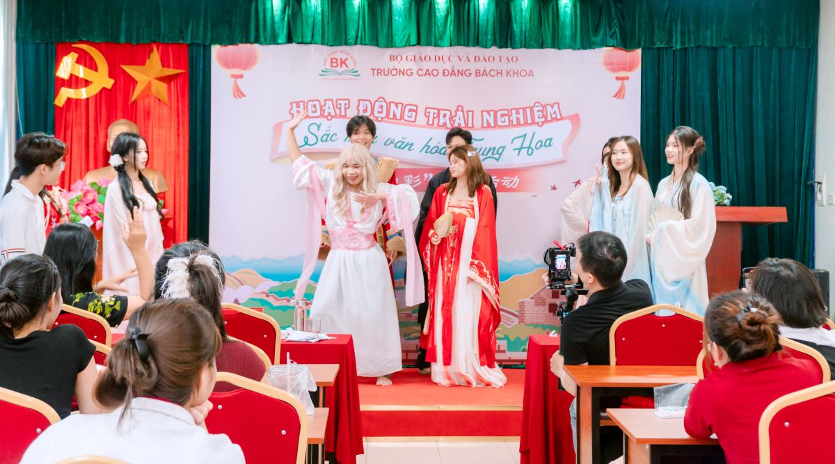 Sinh viên ngành tiếng Trung Cao đẳng Bách Khoa tham gia trải nghiệm văn hóa Trung Hoa Sinh viên ngành tiếng Trung Cao đẳng Bách Khoa tham gia trải nghiệm văn hóa Trung Hoa