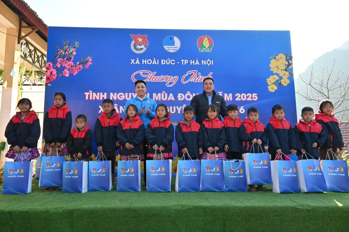 Ban tổ chức chương trình "Tình nguyện mùa đông 2025 - Xuân tình nguyện 2026" trao tặng quà cho các em học sinh