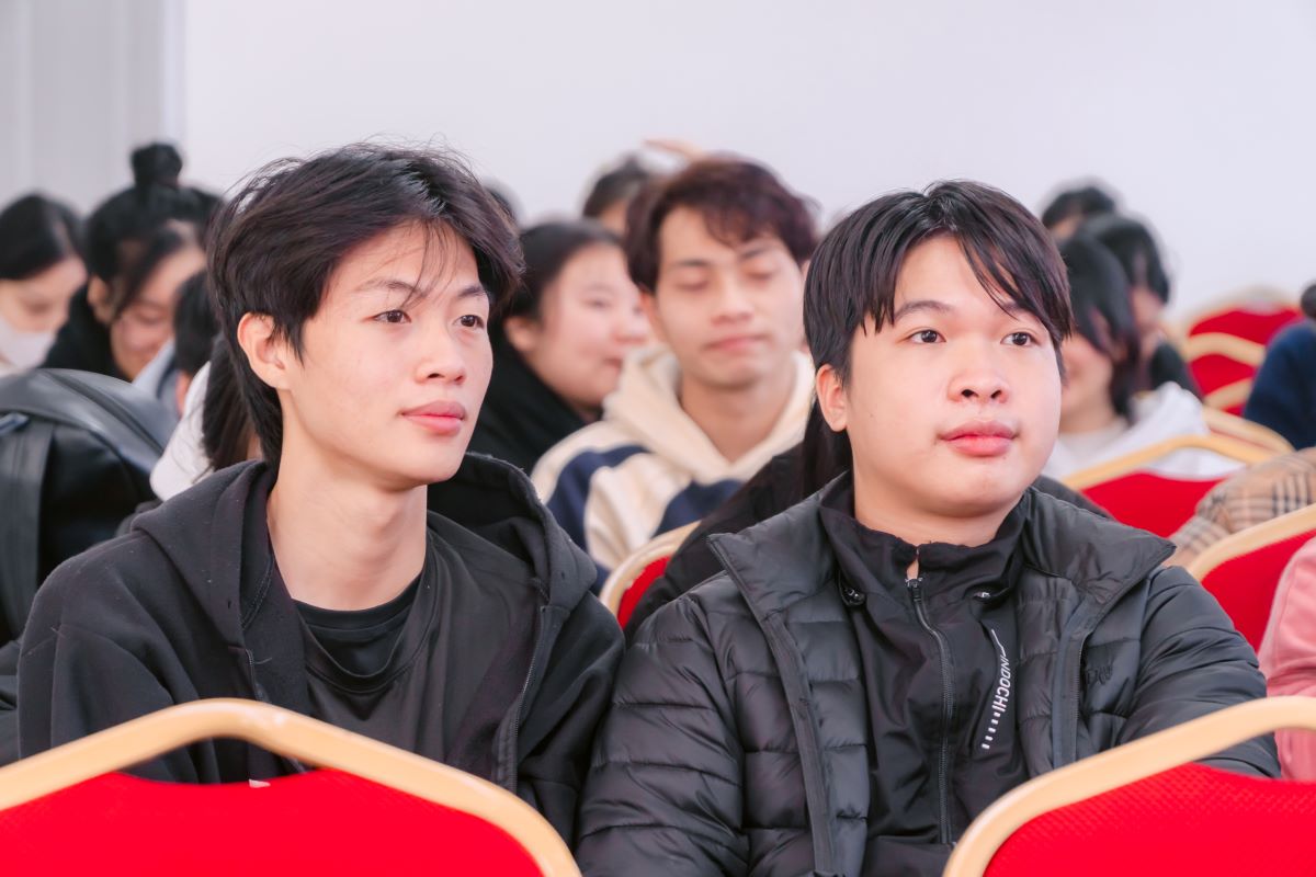 Sinh viên ngành Tiếng Trung K16 Cao đẳng Bách Khoa tập trung lắng nghe chia sẻ Sinh viên ngành Tiếng Trung K16 Cao đẳng Bách Khoa tập trung lắng nghe chia sẻ