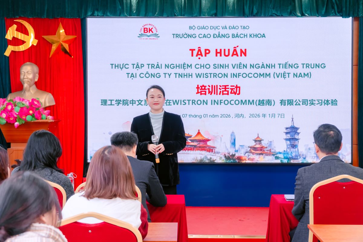 Bà Thái Quyên - Tổng Giám đốc Công ty TNHH Thương mại và Dịch vụ AJH phát biểu tại buổi tập huấn Bà Thái Quyên - Tổng Giám đốc Công ty TNHH Thương mại và Dịch vụ AJH phát biểu tại buổi tập huấn cho sinh viên ngành tiếng Trung K16 Cao đẳng Bách Khoa