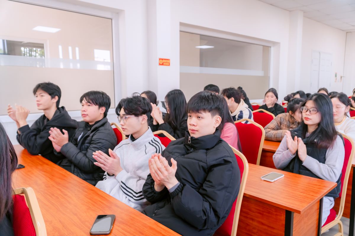 Sinh viên ngành Tiếng Trung K16 Cao đẳng Bách Khoa hưởng ứng nhiệt tình Sinh viên ngành Tiếng Trung K16 Cao đẳng Bách Khoa hưởng ứng nhiệt tình