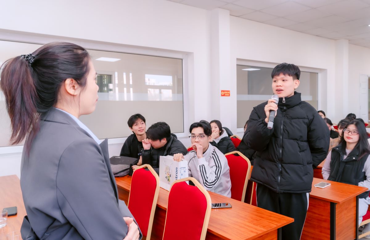 Sinh viên ngành Tiếng Trung K16 Cao đẳng Bách Khoa tích cực phát biểu tại chương trình Sinh viên ngành Tiếng Trung K16 Cao đẳng Bách Khoa tích cực phát biểu tại chương trình