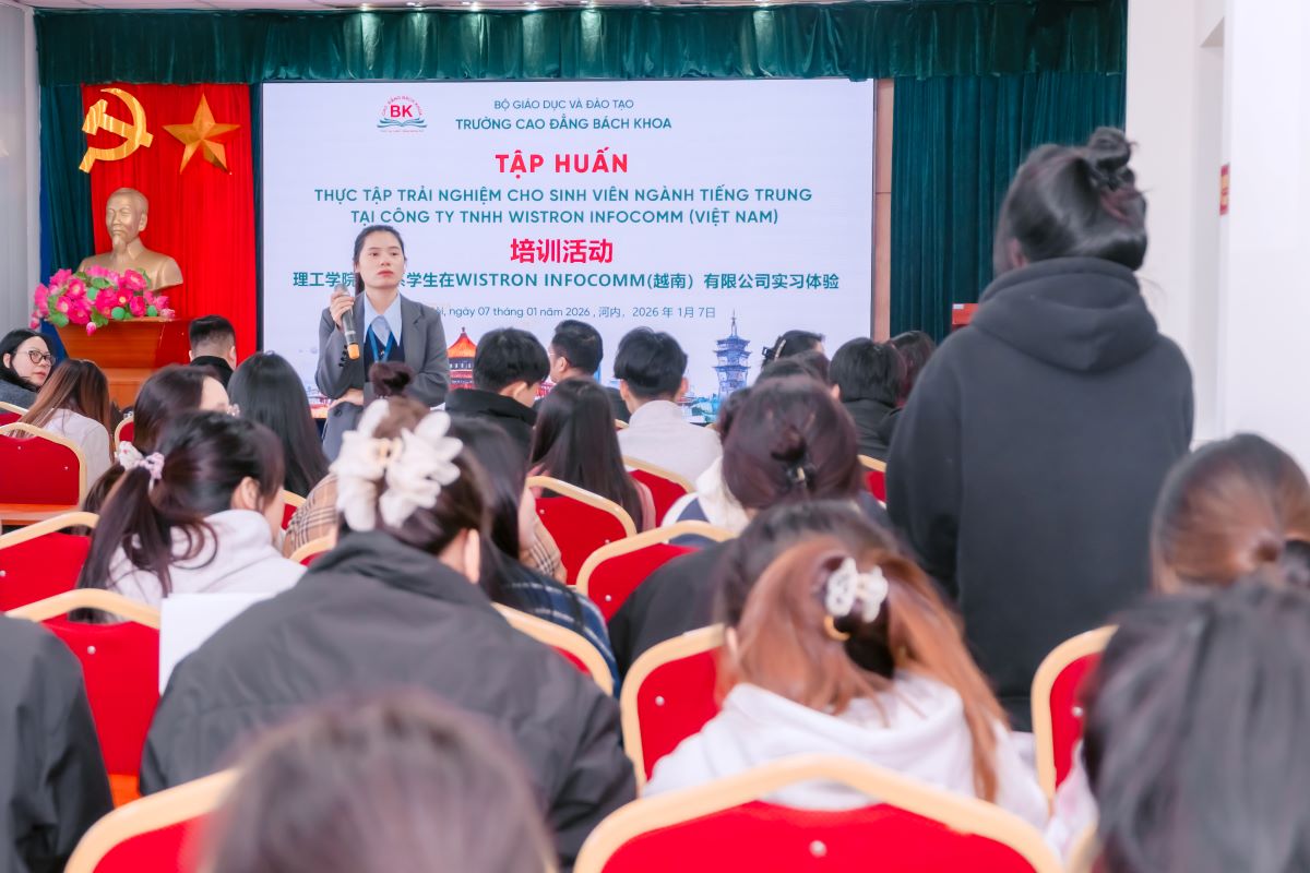 Sinh viên ngành Tiếng Trung K16 tích cực tham gia chia sẻ và phát biểu tại chương trình Sinh viên ngành Tiếng Trung K16 tích cực tham gia chia sẻ và phát biểu tại chương trình