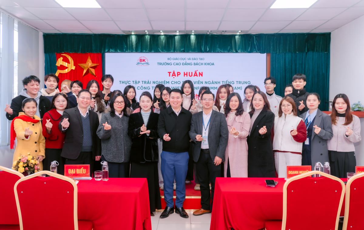 Đại diện Nhà trường và đối tác chụp hình lưu niệm cùng sinh viên ngành tiếng Trung K16 Cao đẳng Bách Khoa Đại diện Nhà trường và đối tác chụp hình lưu niệm cùng sinh viên ngành tiếng Trung K16 Cao đẳng Bách Khoa