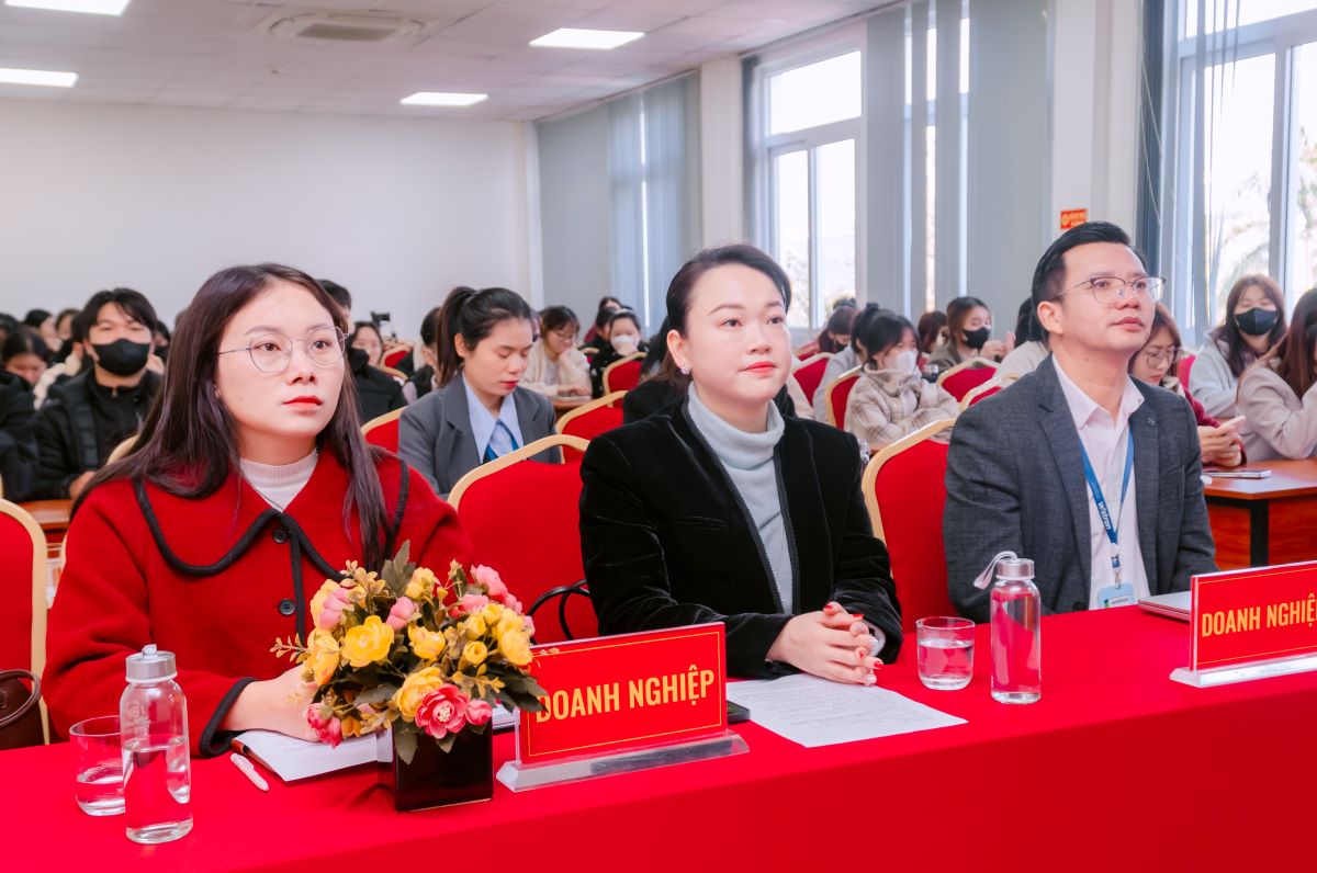 Đại diện phía đối tác tham dự buổi tập huấn thực tập Đại diện phía đối tác tham dự buổi tập huấn thực tập cho sinh viên ngành tiếng Trung K16 Cao đẳng Bách Khoa