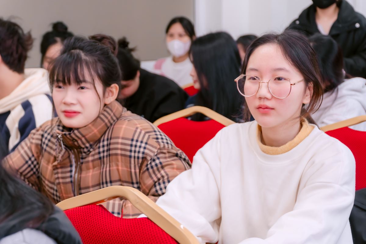 Sinh viên ngành Tiếng Trung K16 tập trung lắng nghe Sinh viên ngành Tiếng Trung K16 Cao đẳng Bách Khoa tập trung lắng nghe