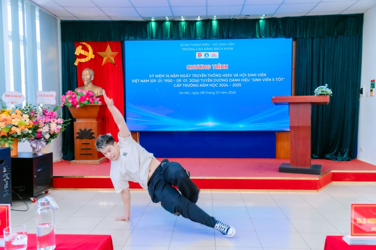 Các tiết mục văn nghệ tại Lễ kỷ niệm 76 năm Ngày Truyền thông học sinh, sinh viên