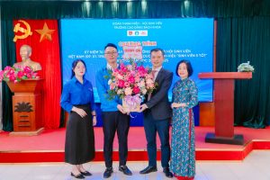 ThS. Nguyễn Thanh Mai trao tặng hoa cho Ban chấp hành đoàn trường Cao đẳng Bách Khoa