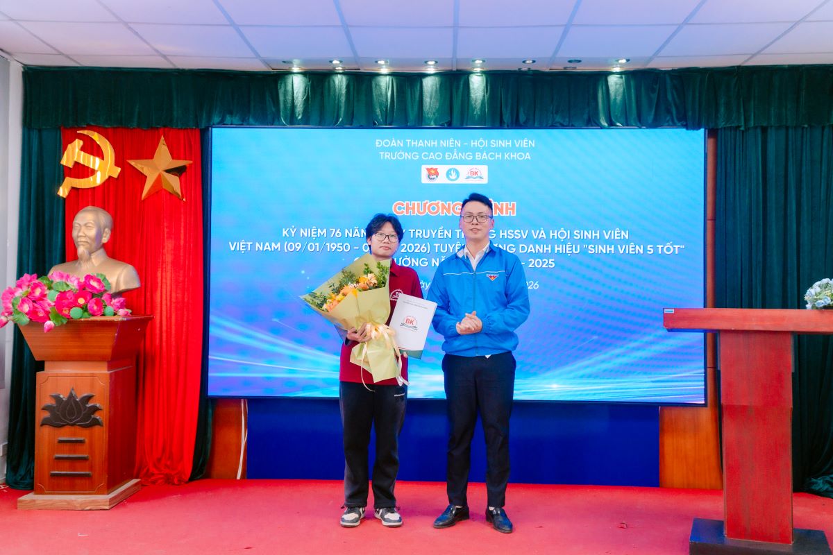 Đồng chí Nguyễn Quang Huy - Bí thư đoàn trường Cao đẳng Bách Khoa trao tặng hoa và giấy chứng nhận cho sinh viên Đồng chí Nguyễn Quang Huy - Bí thư đoàn trường Cao đẳng Bách Khoa trao tặng hoa và giấy chứng nhận cho sinh viên