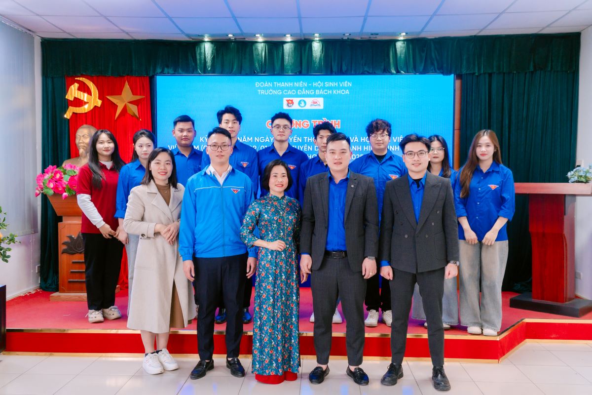 Tập thể các đoàn viên, sinh viên chụp hình lưu niệm cùng các đại biểu Tập thể các đoàn viên, sinh viên chụp hình lưu niệm cùng các đại biểu