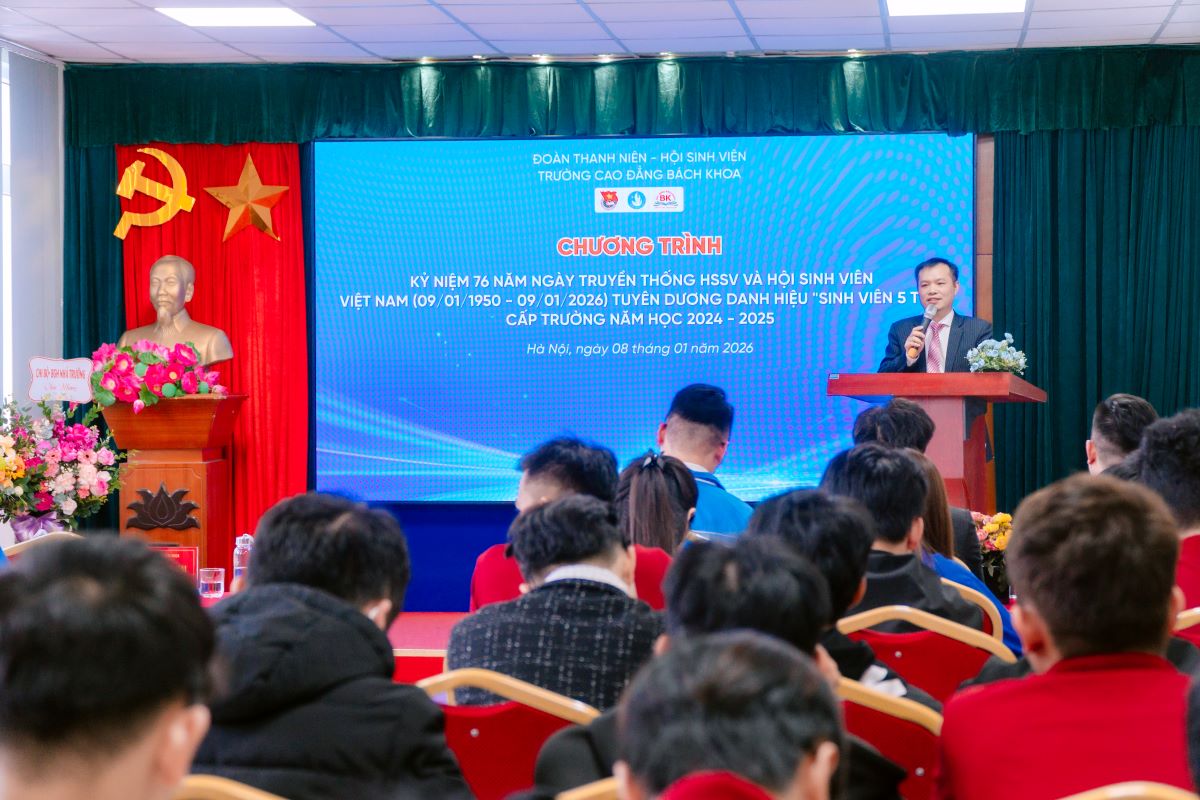 ThS. Nguyễn Thanh Mai - Phó Hiệu trưởng Trường Cao đẳng Bách Khoa phát biểu tại chương trình ThS. Nguyễn Thanh Mai - Phó Hiệu trưởng Trường Cao đẳng Bách Khoa phát biểu tại chương trình