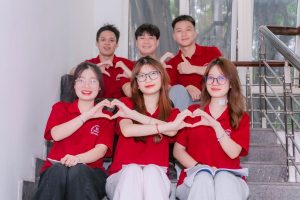 Logo Cao đẳng Bách Khoa trên đồng phục sinh viên