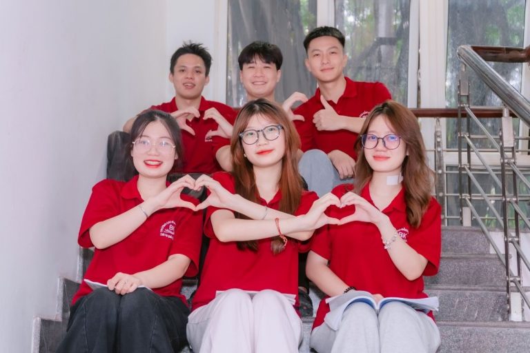 Logo Cao đẳng Bách Khoa trên đồng phục sinh viên