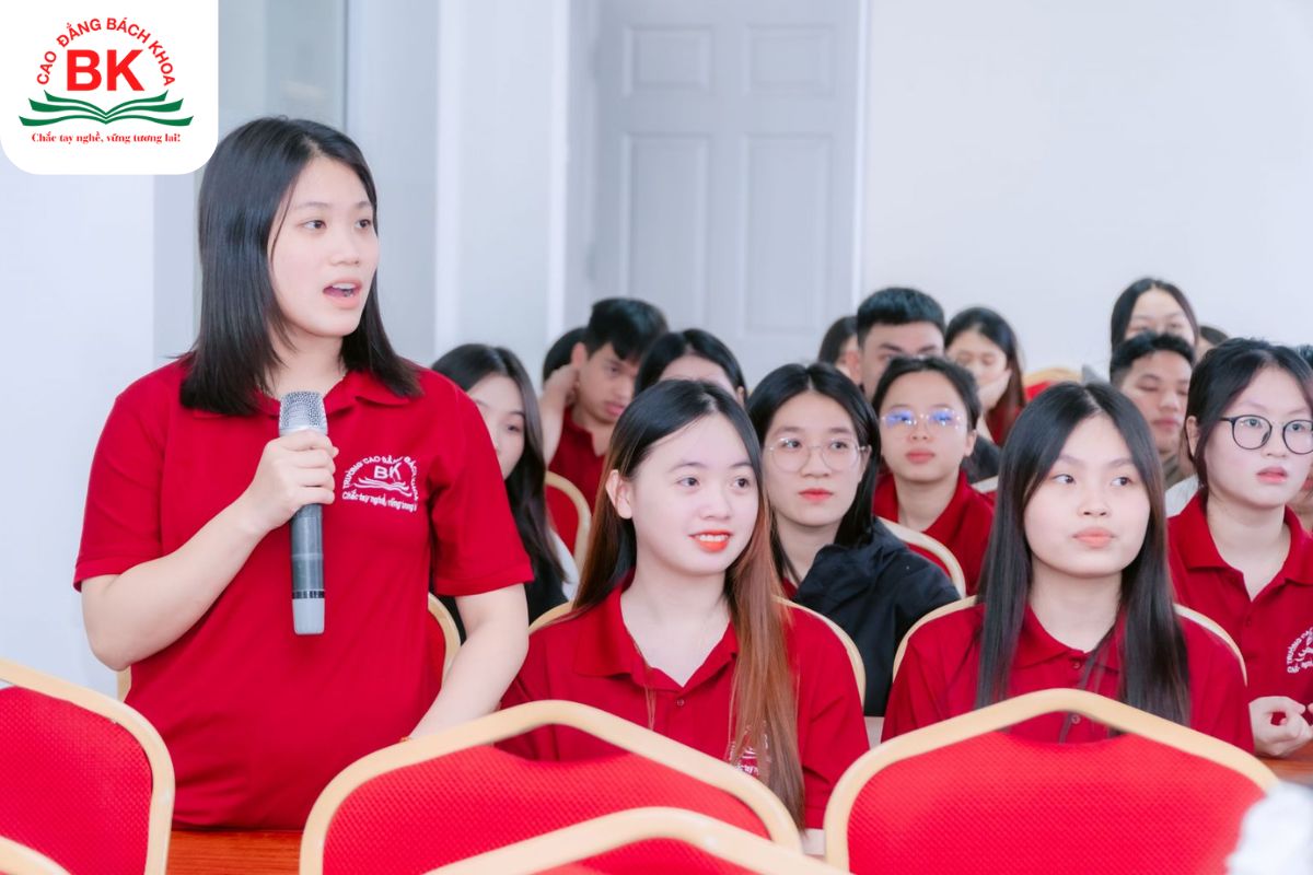 Học Quản trị kinh doanh ở Cao đẳng Bách Khoa