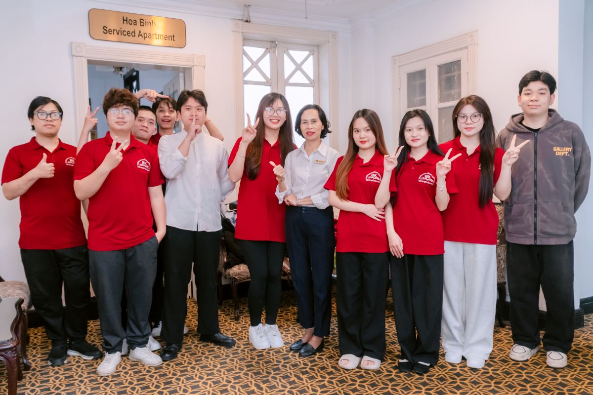 Sinh viên K15 ngành QTKS Trường Cao đẳng Bách Khoa chụp hình lưu niệm cùng đại diện quản lý khách sạn Hòa Bình