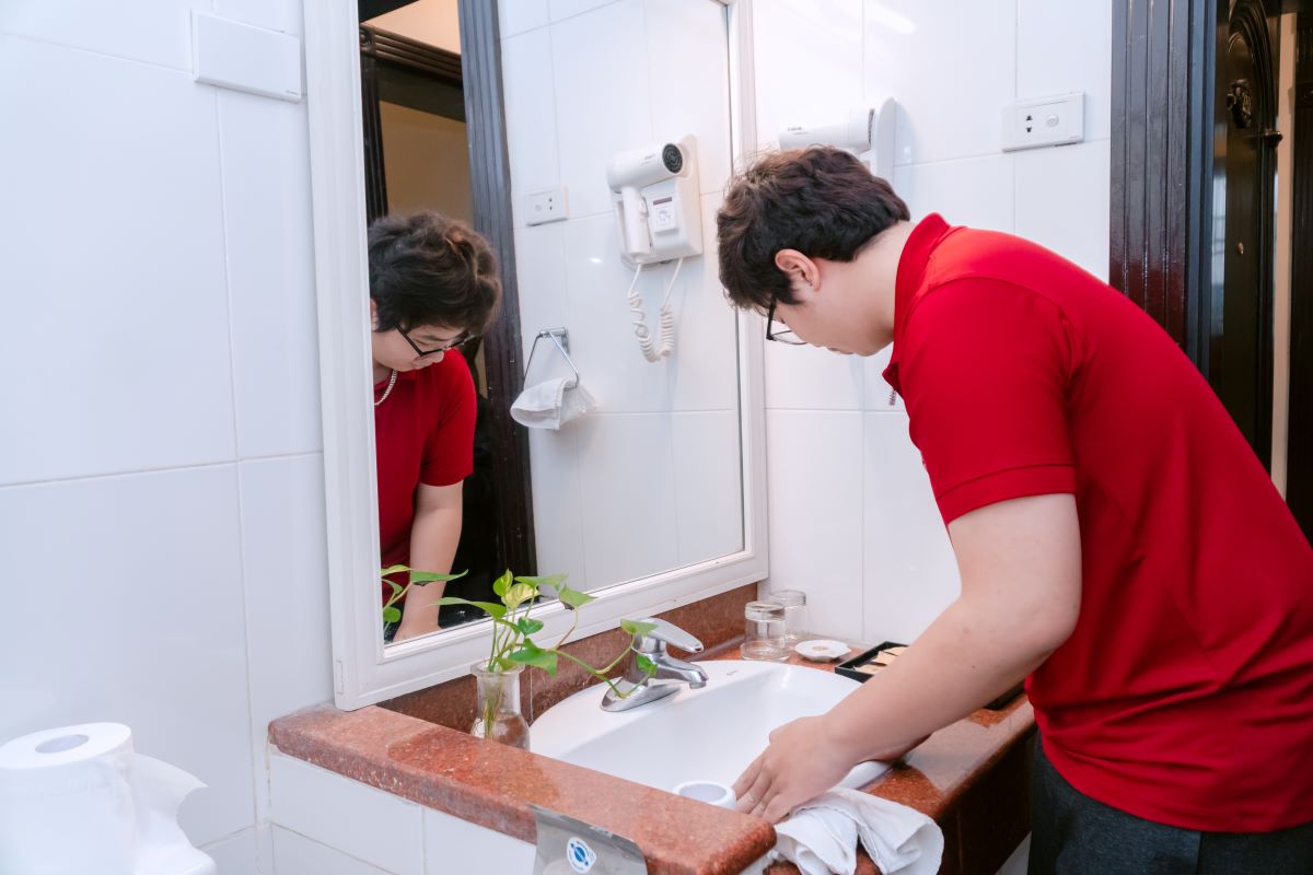 sinh viên K15 ngành quản trị khách sạn Trường Cao đẳng Bách Khoa thi kết thúc môn tại khách sạn Hòa Bình