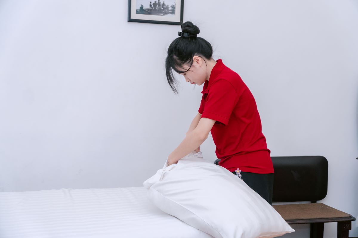 Sinh viên K15 Quản trị khách sạn thực hành dọn dẹp buồng phòng